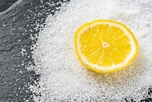 Acide citrique saupoudré et rondelle de citron