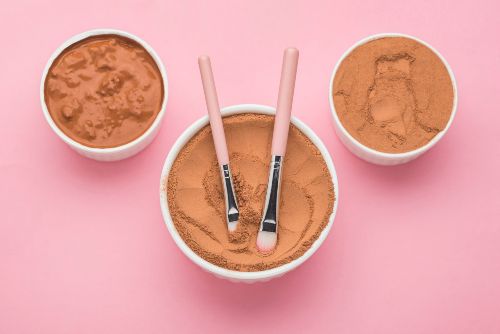 Bols d’argile rose et leurs pinceaux