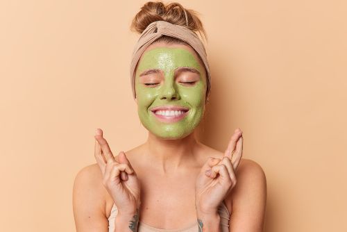 Femme qui fait un masque à l’argile verte