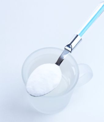Cuillère à café remplie de bicarbonate de soude alimentaire