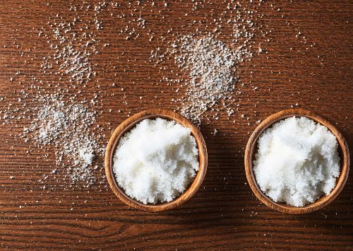 Petits pots de bicarbonate de soude et de bicarbonate de potassium