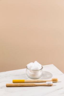 Brosse à dents avec petit pot de bicarbonate