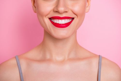 Sourire d'une femme aux dents blanches