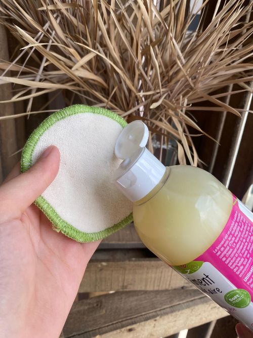 Application sur coton du liniment oléo-calcaire