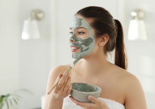 Femme qui fait un masque à l’argile