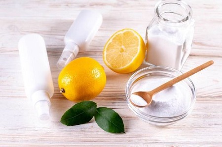 Du sel et du bicarbonate, entourés de citron et sprays pulvérisateurs